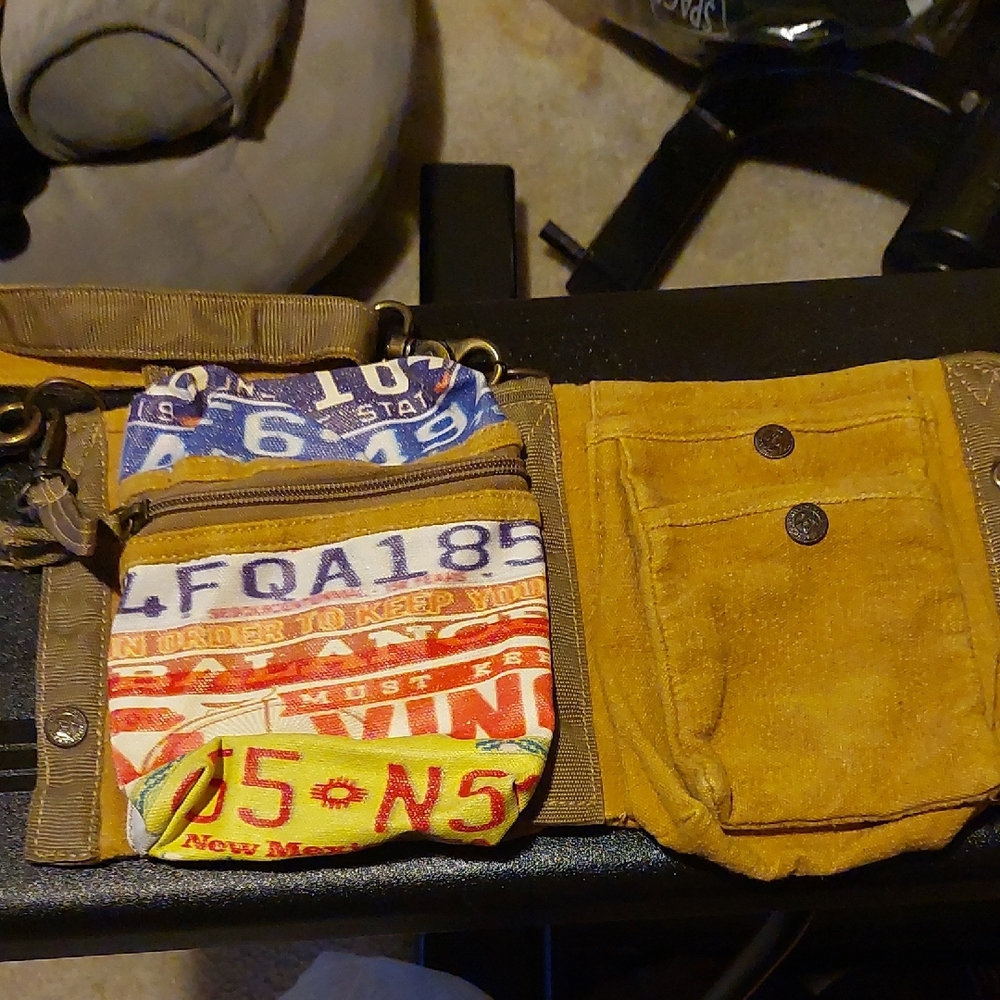 Canvas Multi Pocket Crossbody Bag With Many Pocket Options.Strap detractable